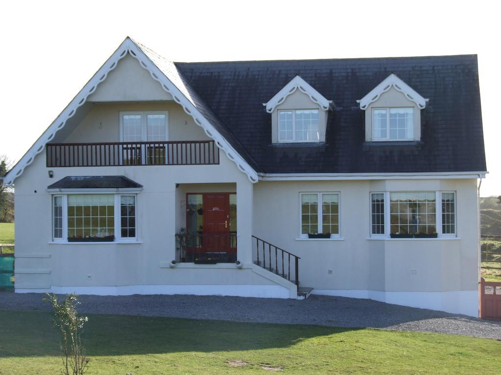 The Curragh Country House Accommodation นิวบริดจ์ ภายนอก รูปภาพ