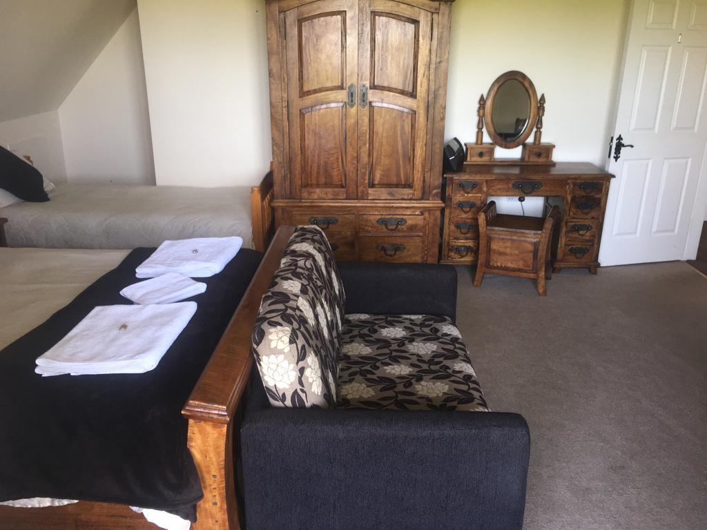 The Curragh Country House Accommodation นิวบริดจ์ ภายนอก รูปภาพ