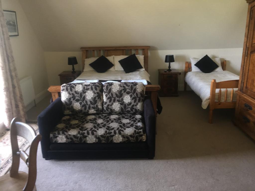 The Curragh Country House Accommodation นิวบริดจ์ ภายนอก รูปภาพ